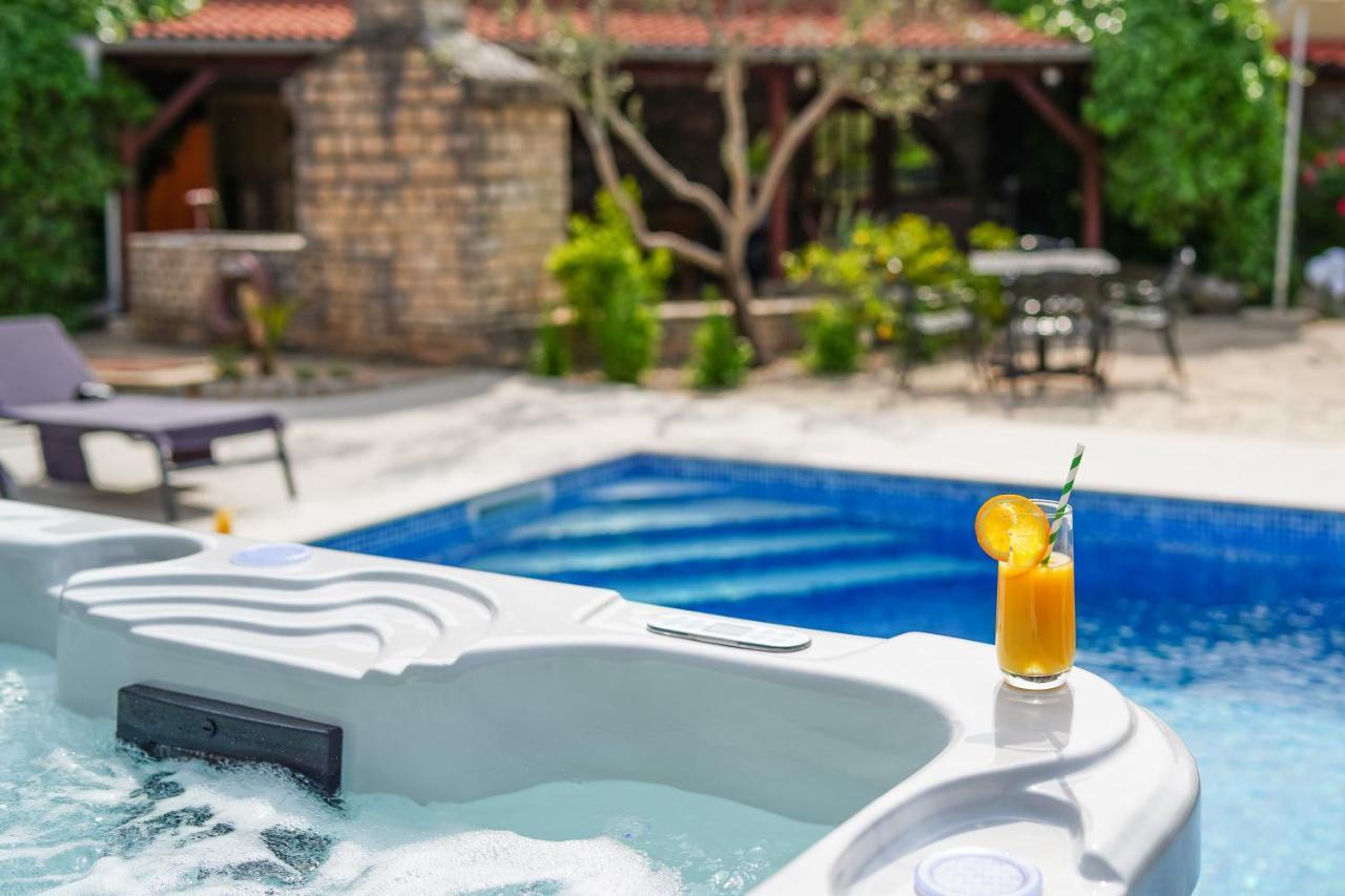 Stone Lady Holiday Home With Pool&Hot Tub,Sauna,Bbq,Garden Rasopasno Εξωτερικό φωτογραφία