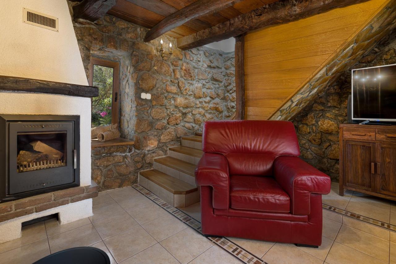 Stone Lady Holiday Home With Pool&Hot Tub,Sauna,Bbq,Garden Rasopasno Εξωτερικό φωτογραφία