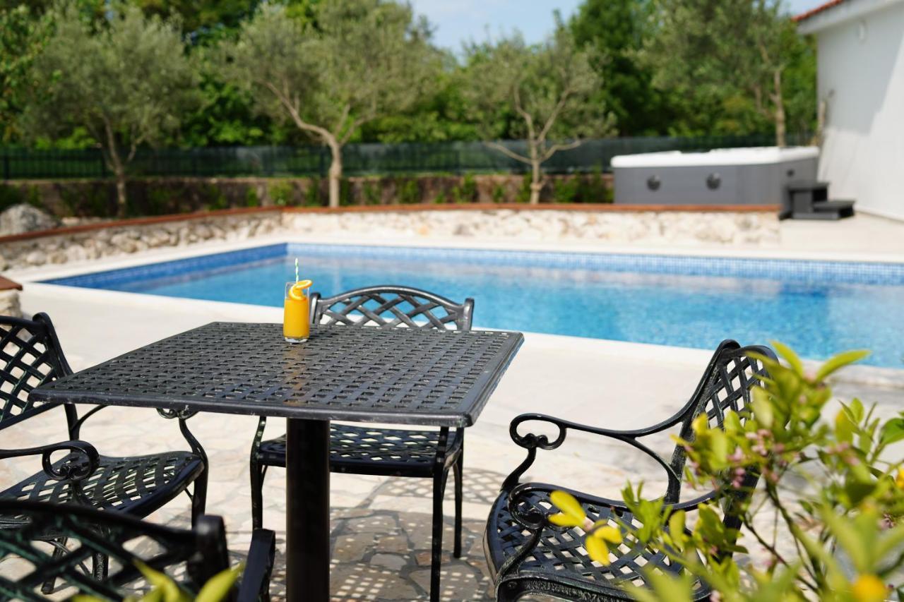Stone Lady Holiday Home With Pool&Hot Tub,Sauna,Bbq,Garden Rasopasno Εξωτερικό φωτογραφία